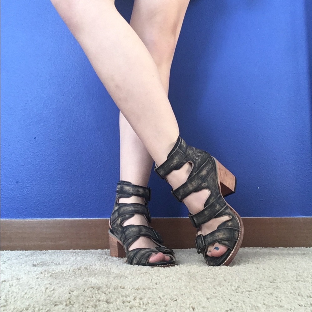 Strappy+buckled heeled sandals